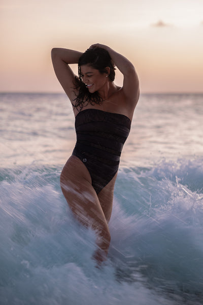 Avimiva Beprivate Badeanzug sexy transparent am Strand von Aruba mit Model Deevah Leenher